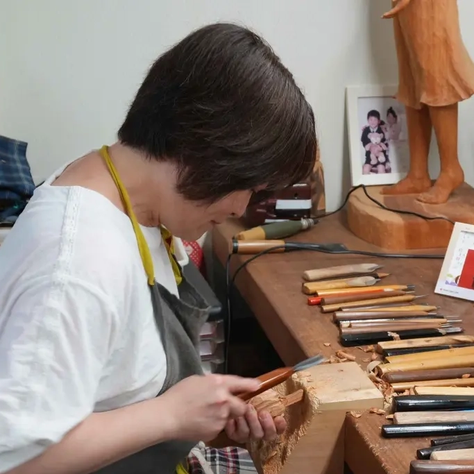 一位一刀彫 作家・東 直子(ひがし なおこ)さん