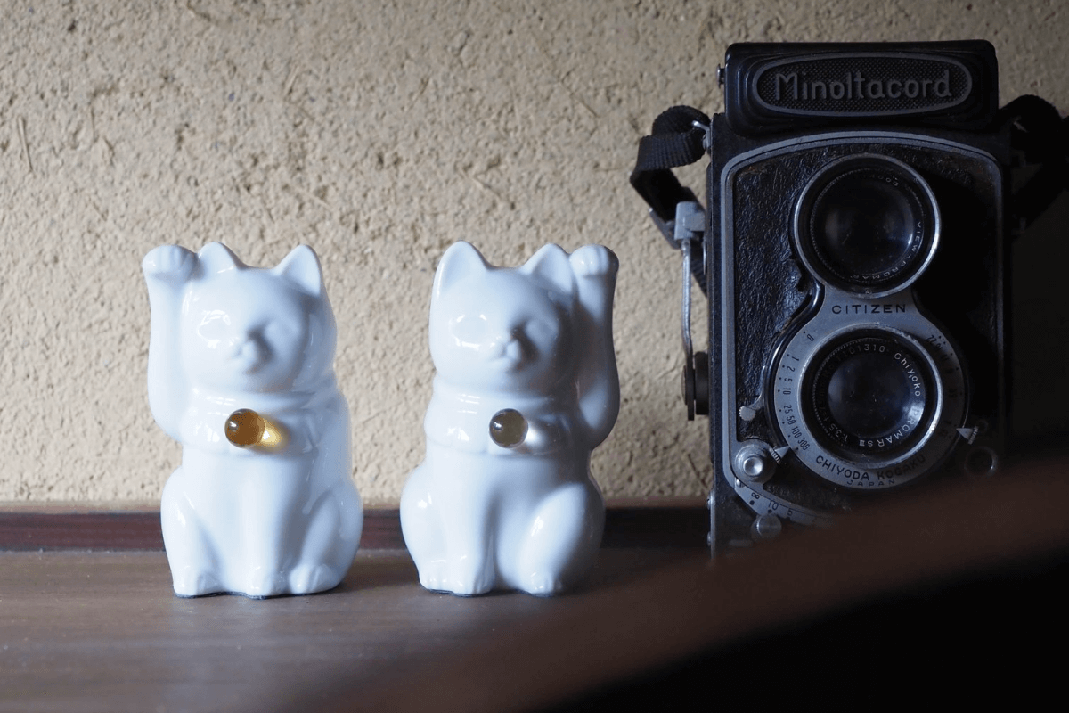 招き猫ペアセットの贈り物。誕生石は右と左、どちらにつける