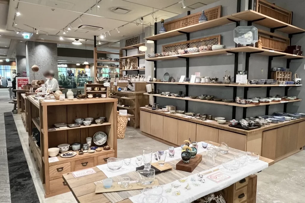 器まるかく名古屋店内