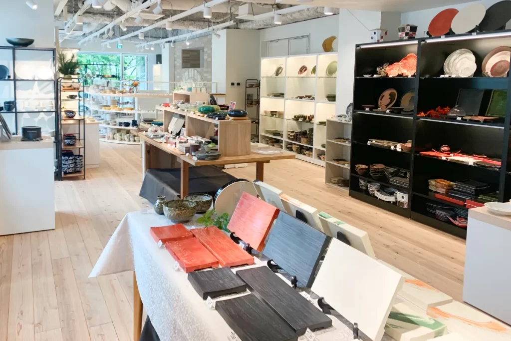 とうしょう窯店内