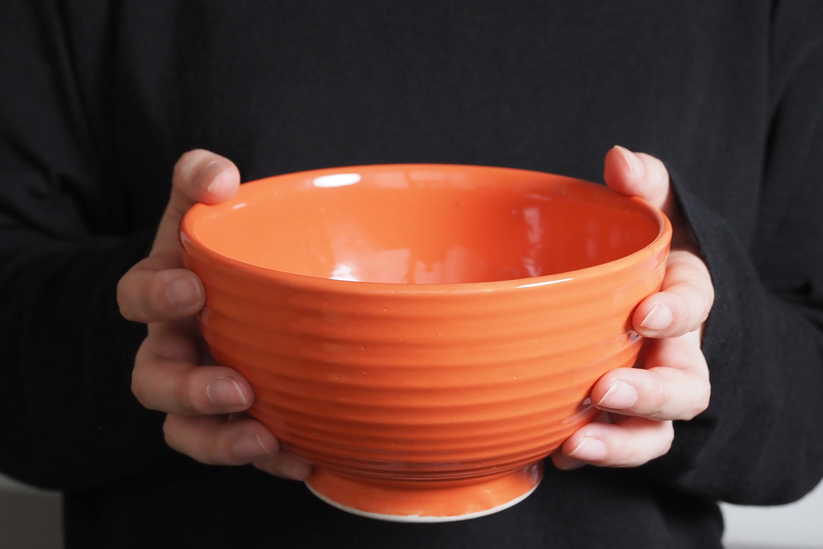 ラーメンどんぶりを手で持つと